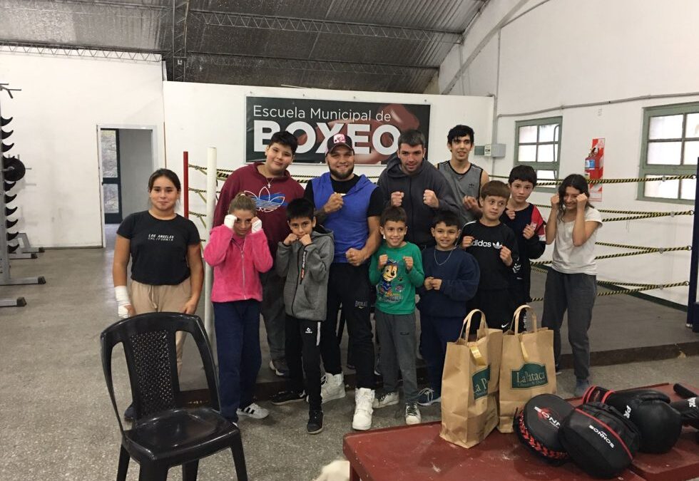 EL PÚGIL LOCAL ABEL ADRIEL CONTÓ SU EXPERIENCIA PERSONAL Y CÓMO LLEGÓ AL PROFESIONALISMO EN UNA CHARLA QUE DIO EN LA ESCUELA MUNICIPAL DE BOXEO