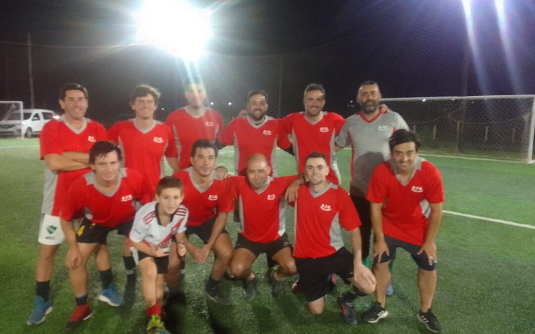 Torneo de Futbol 8 en «La Scaloneta» – Gonzalez Pulverizaciones sigue escolta