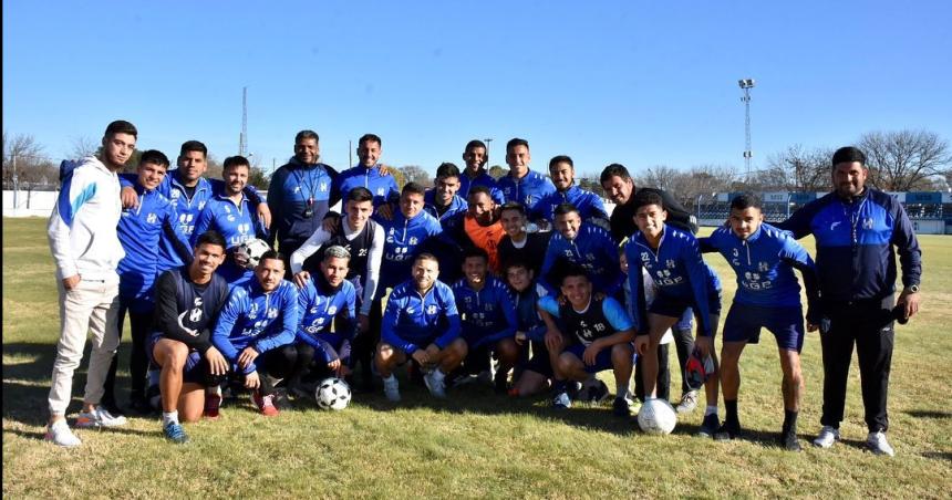 El «Papu» Gómez entrenó con el plantel de Alvear FBC e interactuó con la gente