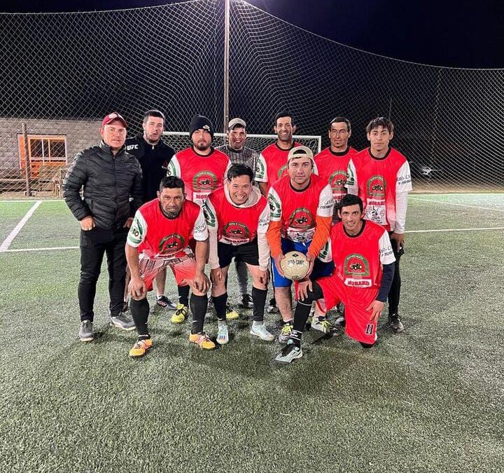 Futbol 8 en «La Scaloneta», Torneo Agro-Campo. El Combinado y Verduleria La Fescura se acercaron al lider