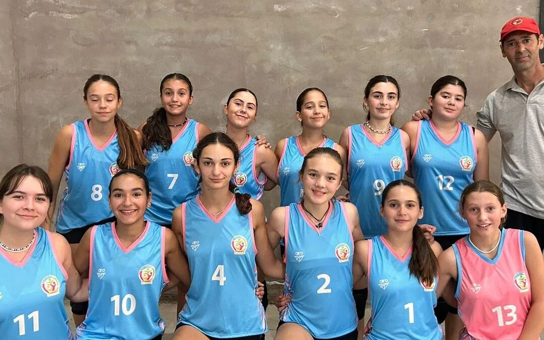 Equipo Sub 14 de Voley femenino del CEF 18 jugo en Olavarria