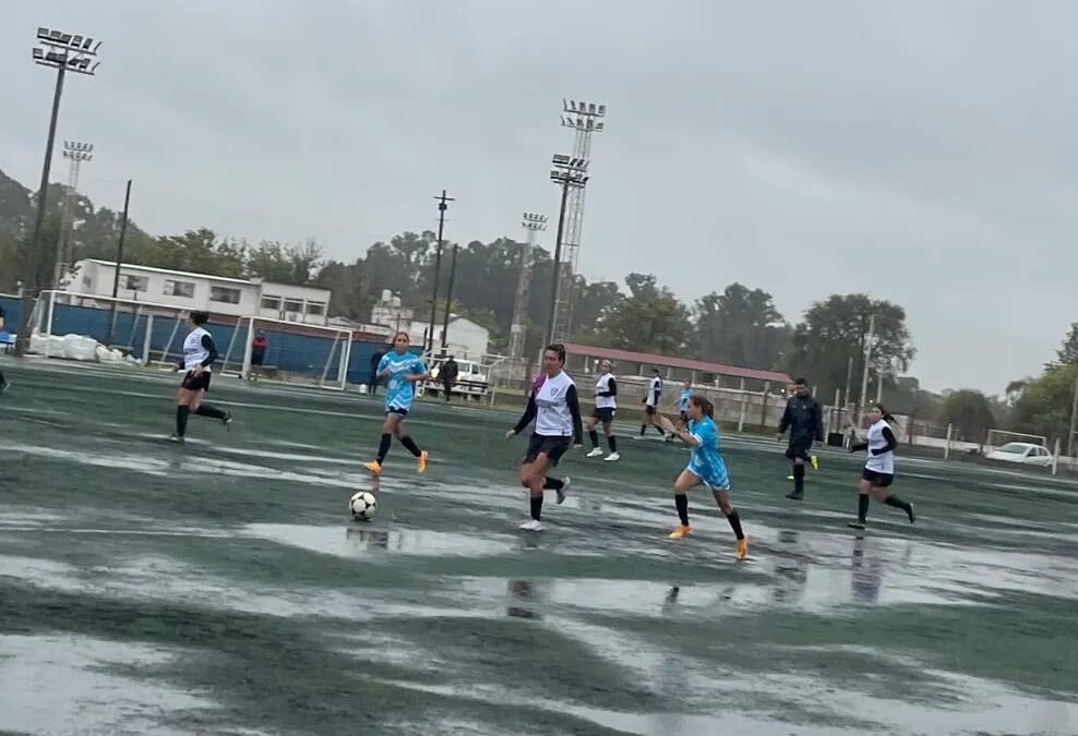 Amistosos de Futbol Femenino – Las chicas se divirtieron bajo el agua