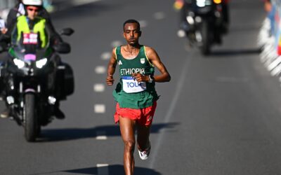 Atletismo: En condiciones brutales para correr, el etiope Tola con récord olímpico ganó el Maraton de París