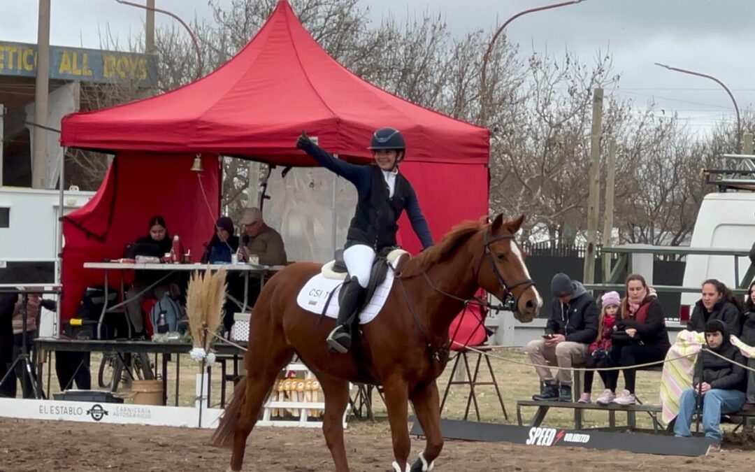 Jinetes, Amazonas, caballos y mucha emoción: Así se vivió la 7ma y 8va fecha del Campeonato Clasificatorio Zonal de Saltos Hípicos, en el Club Hípico Santa Rosa.-