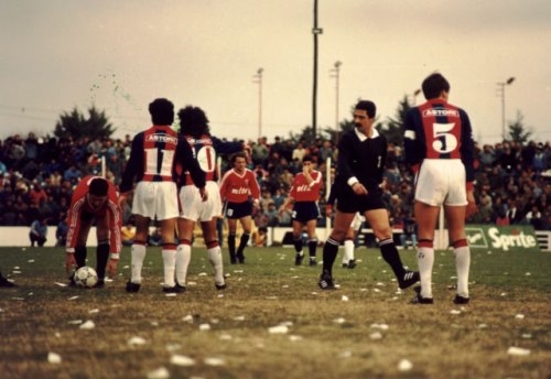 Hoy se cumplen 32 años del partido con mas publico en Trenque Lauquen y convirtio un gol el actual DT de la seleccion Colombia