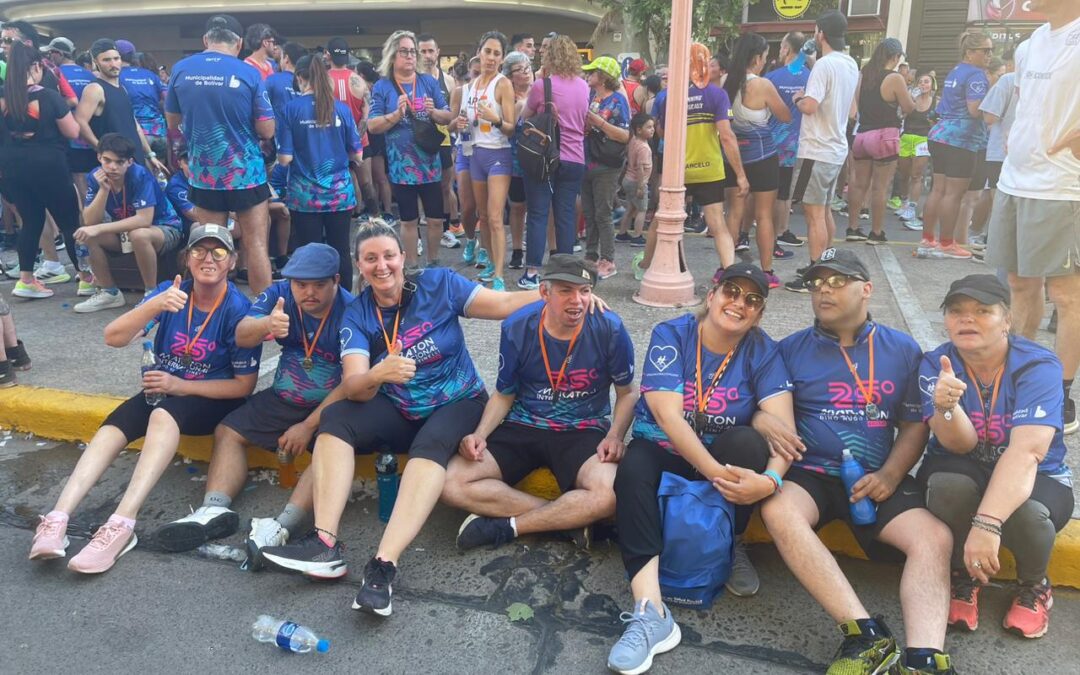 INTEGRANTES DEL CENTRO DE DÍA “POR LA VIDA” Y HOGAR CUMEN CHE PARTICIPARON EN BOLÍVAR DE LA MARATÓN “HUGO TINELLI”