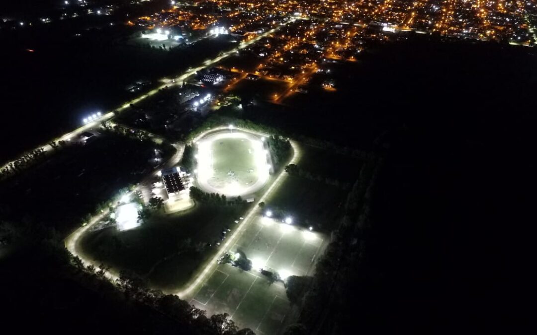 EL MUNICIPIO INAUGURÓ LA OBRA DE ILUMINACIÓN Y PUESTA EN VALOR DEL POLIDEPORTIVO, EN OTRO HECHO SIGNIFICATIVO PARA EL DEPORTE Y LA COMUNIDAD