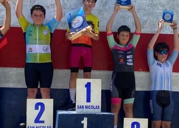 Fermin Paladino en el podio en San Nicolas en Infanto de Ciclismo