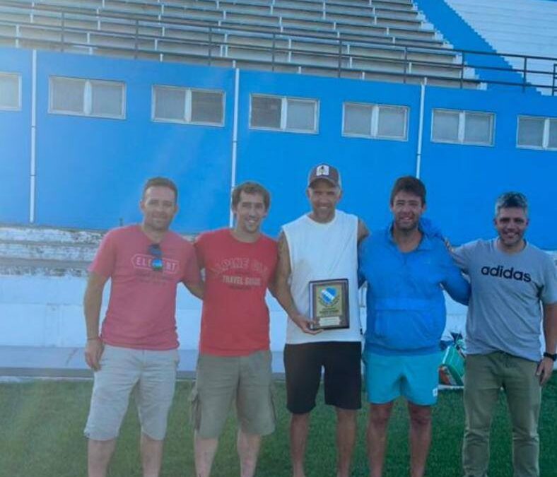 Subcomisión de Fútbol de Barrio Alegre le hizo un reconocimiento a Nilo Carretero