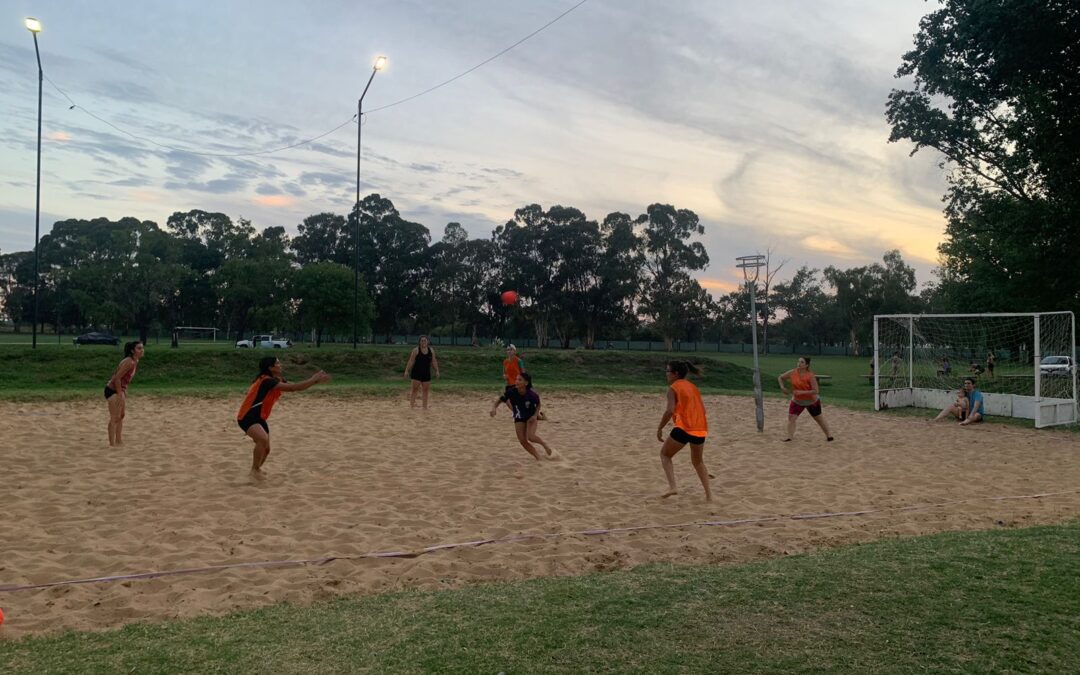 OLIMPÍADAS DE VERANO: ARRANCARON LOS TORNEOS DE HANDBALL BEACH Y CESTO BEACH EN CANCHAS DEL POLIDEPORTIVO MUNICIPAL