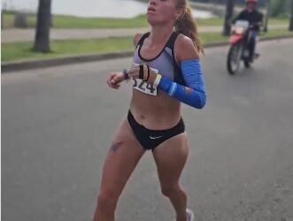 Tremendo triunfo de Angelina Reyes en el medio maraton de Carlos Paz