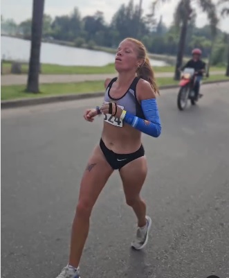 Tremendo triunfo de Angelina Reyes en el medio maraton de Carlos Paz