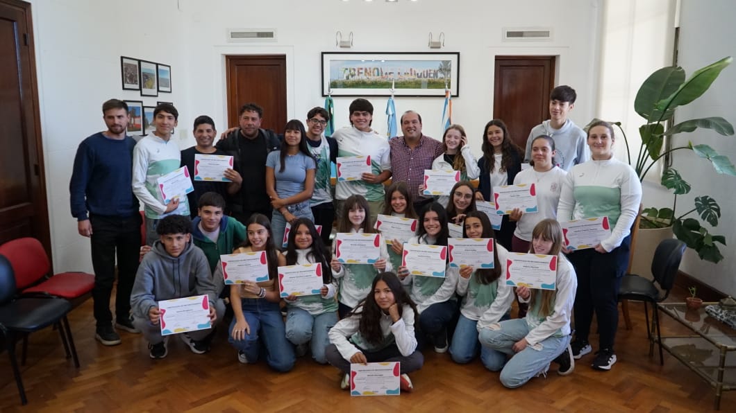 EL INTENDENTE RECIBIÓ Y ENTREGÓ RECONOCIMIENTOS A LOS ENTRENADORES Y ATLETAS DEL PÚA POR SU PARTICIPACIÓN EN EL TORNEO NACIONAL VENDIMIA 2025