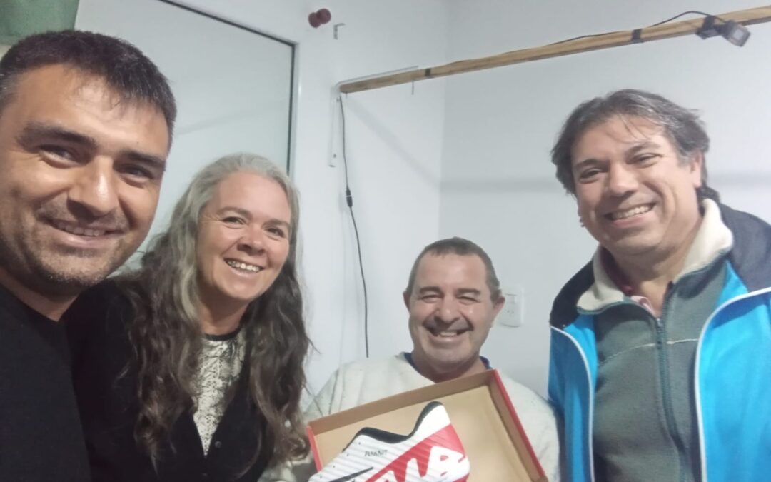 Monica Noain ganadora del par de botines sorteados en Deporte Lauquen Radio TV