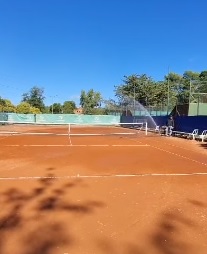 El Club Barrio Alegre apuesta fuerte al tenis local: instalación de riego automatizado y mejoras integrales en las canchas