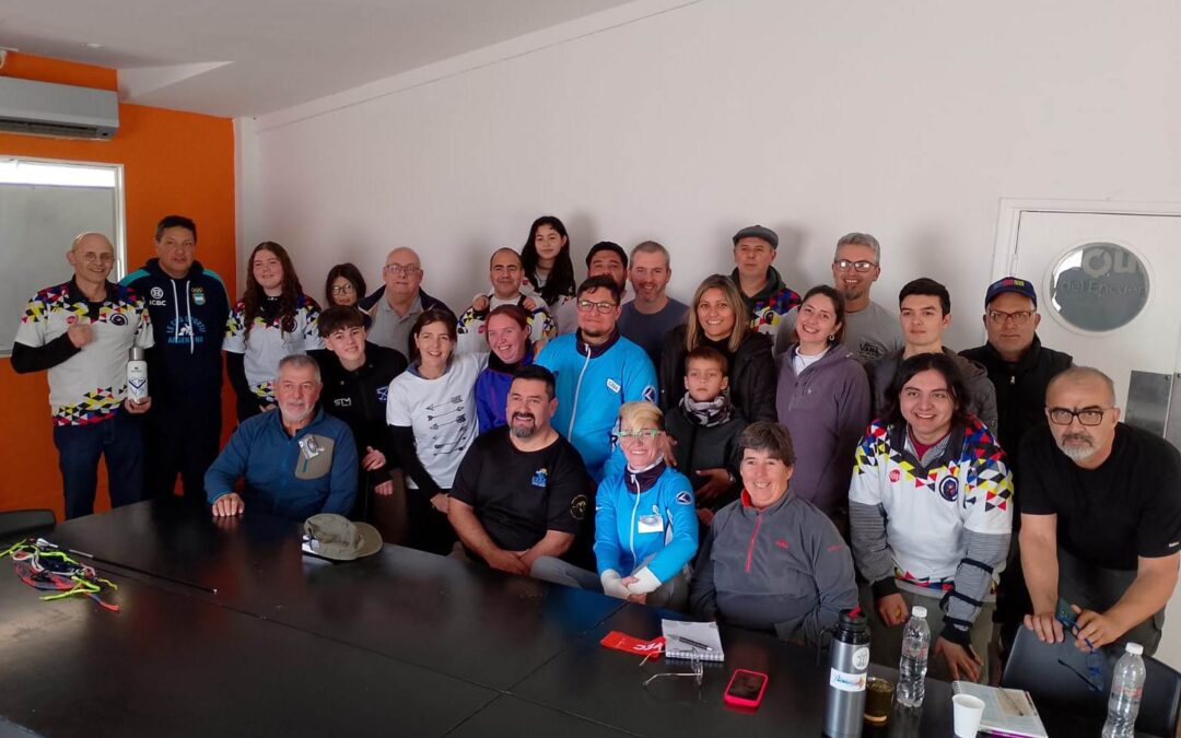 Se está dictando la Clínica de Tiro con Arco en el Polideportivo