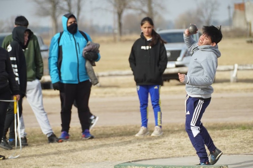 MÁS DE 90 CHICOS/AS DE DISTINTAS LOCALIDADES PARTICIPARON EN EL POLIDEPORTIVO DEL “TORNEO DEL OESTE DE ATLETISMO”
