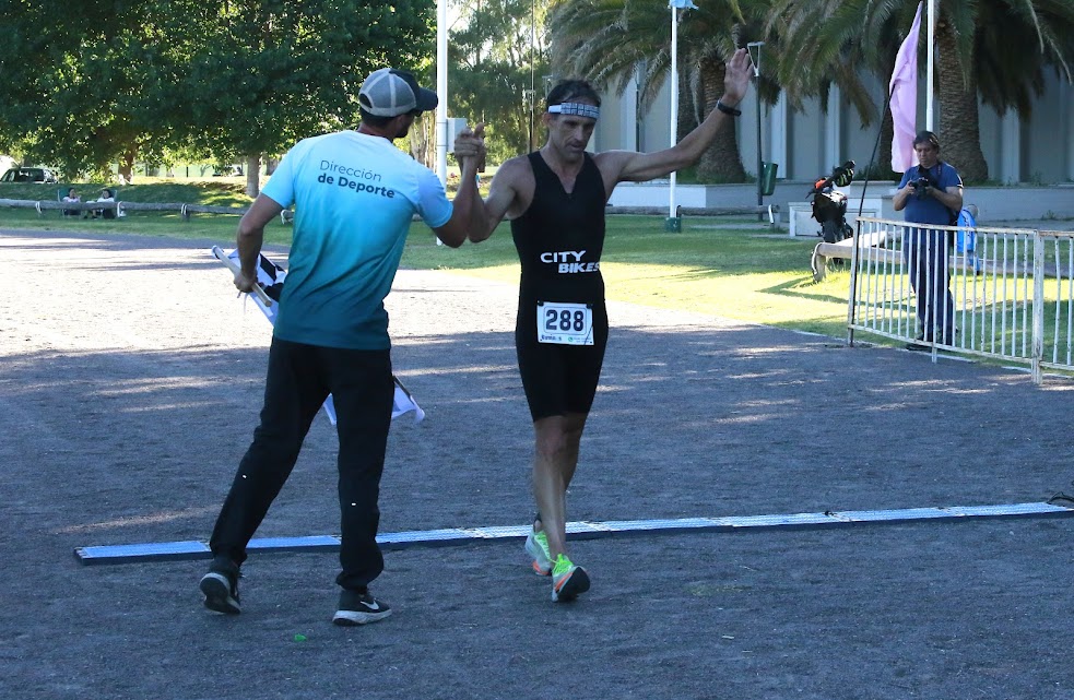 EL TRIATLÓN REGIONAL SE DISPUTÓ CON PARTICIPACIÓN RÉCORD DE ATLETAS
