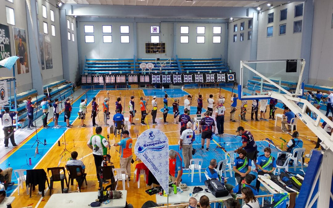 Arquería: Un centenar de arqueros en el polideportivo Municipal