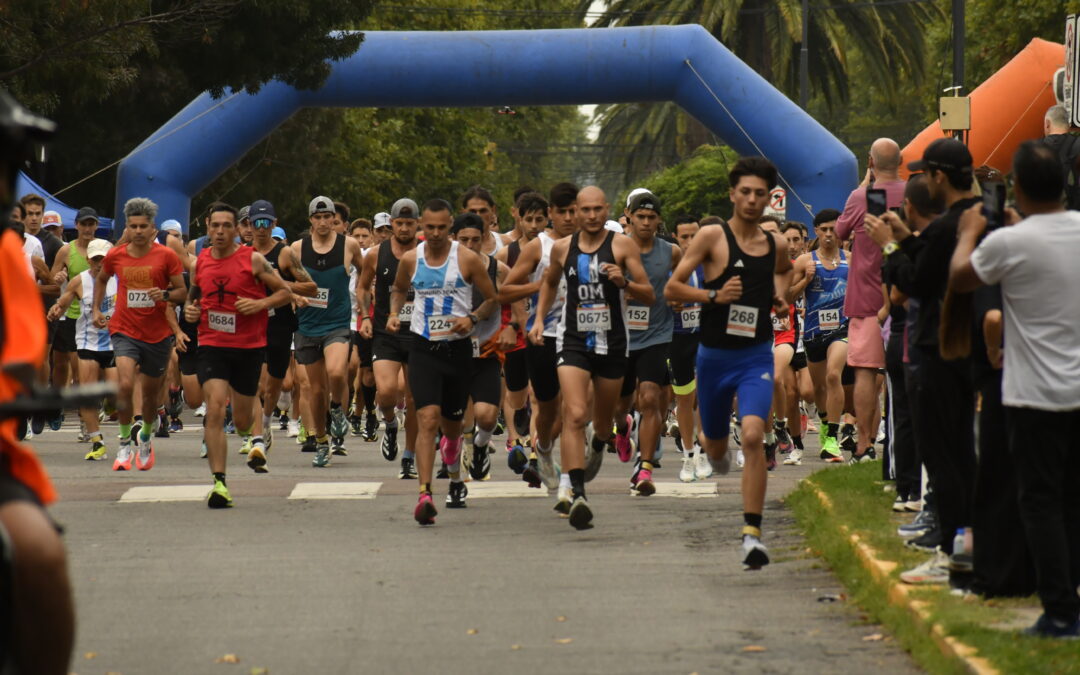 Atletismo: En una jornada gris, este domingo a la mañana se inició el certamen Seis Ciudades en Trenque Lauquen. En los 10 kms victoria para los locales Agustín Benedetti y Pamela Araneo