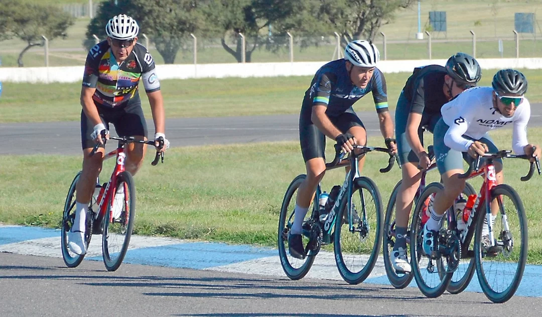 El ciclista Santiago Roumec ganó la carrera central del festival de ruta realizado este martes 24 en Toay