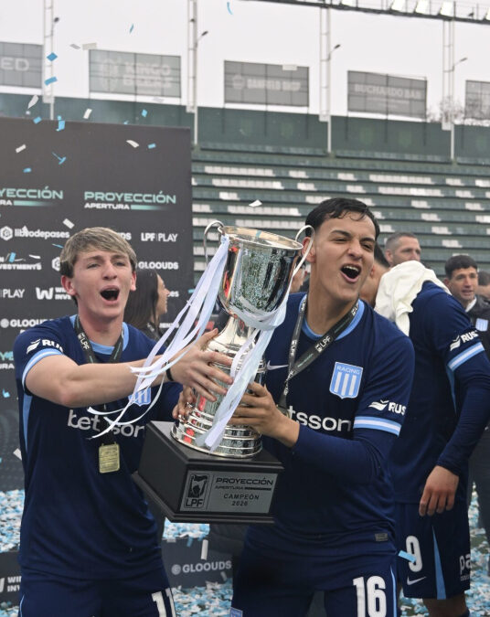 Fútbol AFA: Racing campeón del torneo Proyeccion, con el preparador fisico trenquelauquense, Hernán Fernández